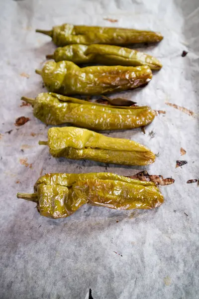 Presentatie Van Een Bos Groene Paprika Gekookt Natuurlijke Oven — Stockfoto