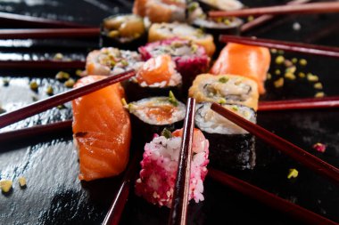 Siyah bir arkaplanda suşinin renklerinin fotoğraf gösterimi 