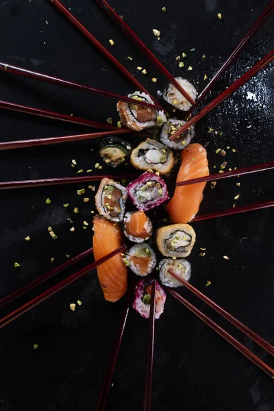 Fotografische Darstellung Der Farben Von Sushi Auf Schwarzem Hintergrund — Stockfoto