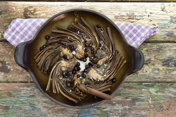 Presentación Plato Alcachofas Horno Con Una Baya Enebro —  Fotos de Stock