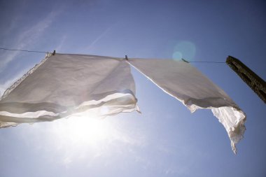 Kuruması için güneşin altında yatarken çekilmiş birkaç giysi fotoğrafı.