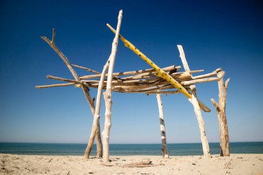 Yaz mevsiminde Viareggio sahillerinde güneşten korunmak için tipik ahşap altyapılar. 