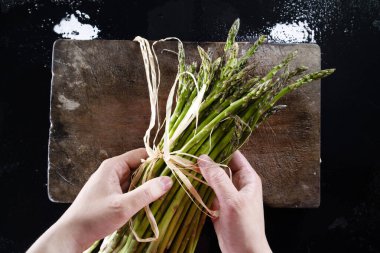 Bir grup yabani kuşkonmazın hazırlanma anının fotoğraflı temsili. 