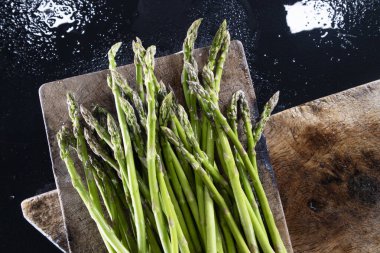 Bir grup yeşil kuşkonmazın hazırlanma anının fotoğraflı temsili. 