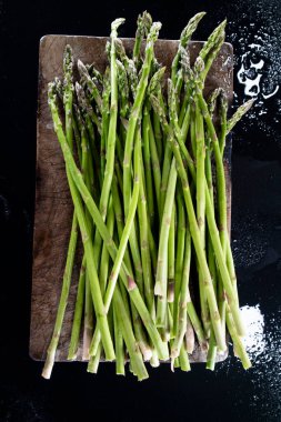 Bir grup yeşil kuşkonmazın hazırlanma anının fotoğraflı temsili. 