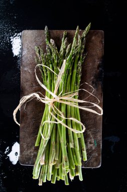 Bir grup yeşil kuşkonmazın hazırlanma anının fotoğraflı temsili. 