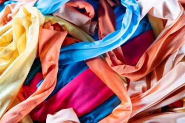 Çok renkli kumaş perdelerden oluşan bir grubun fotoğraf gösterimi 