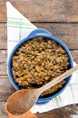 Tamamen vejetaryen mercimek bazlı sosun fotoğraf sunumu 