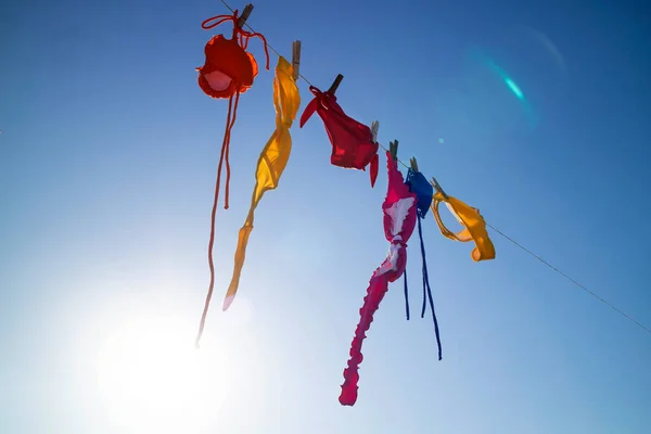 Tijd Verlangen Naar Het Zomerseizoen Kleurrijke Vrouwenkostuums Die Zon Liggen — Stockfoto