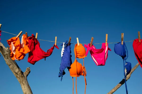 Série Roupas Banho Femininas Várias Cores Penduradas Sol Para Secar — Fotografia de Stock
