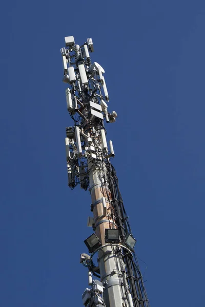 Vista Basso Pilone Sostenere Ripetitori Telefonici Proiettati Nel Cielo Blu — Foto Stock