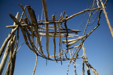 Yaz mevsiminde Viareggio İtalya 'nın serbest plajlarında güneşten korunmak için tipik ahşap binalar. 