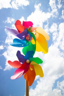 Mavi gökyüzüne fırlatılan rengarenk fırıldakların fotoğrafları. 