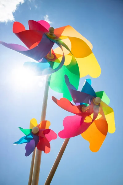 Foto Algumas Pinwheels Multicoloridas Jogadas Céu Azul — Fotografia de Stock