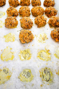 Havuç, nohut unu ve vejetaryen mutfağının çeşitli baharatlarıyla hazırlanmış taze pişmiş Falafel tabağının fotoğraf gösterimi. 