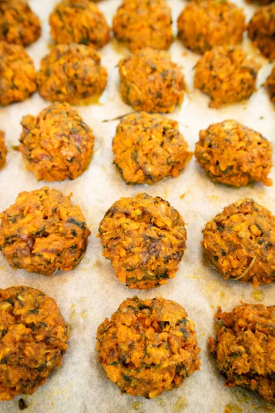 Havuç, nohut unu ve vejetaryen mutfağının çeşitli baharatlarıyla hazırlanmış taze pişmiş Falafel tabağının fotoğraf gösterimi. 