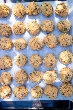 Havuç, nohut unu ve vejetaryen mutfağının çeşitli baharatlarıyla hazırlanmış çiğ Falafel yemeğinin fotoğraf gösterimi. 