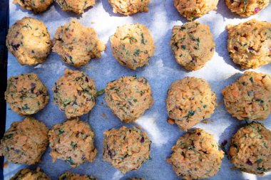 Havuç, nohut unu ve vejetaryen mutfağının çeşitli baharatlarıyla hazırlanmış çiğ Falafel yemeğinin fotoğraf gösterimi. 