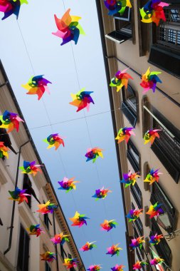 Pietrasanta Toskana İtalya 'nın ana caddesini yaz günlerinde dekore etmek için çok renkli fırıldak. 