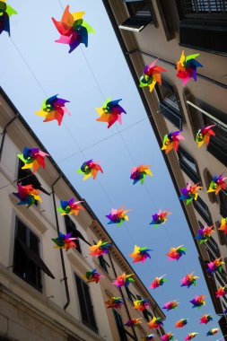 Pietrasanta Toskana İtalya 'nın ana caddesini yaz günlerinde dekore etmek için çok renkli fırıldak. 
