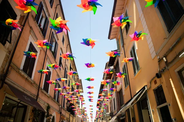Разноцветные Колесные Диски Украшения Главной Улицы Итальянской Тосканы Летние Дни — стоковое фото