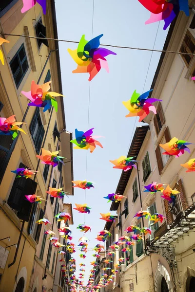 Разноцветные Колесные Диски Украшения Главной Улицы Итальянской Тосканы Летние Дни — стоковое фото