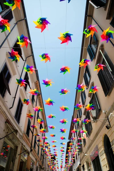 夏の日にピエトラサンタ トスカーナ イタリアのメインストリートを飾るための多色のピンホイール — ストック写真