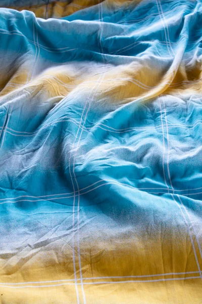 Fotografische Voorstelling Van Een Kleurrijke Deken Een Onopgemaakt Bed Met — Stockfoto