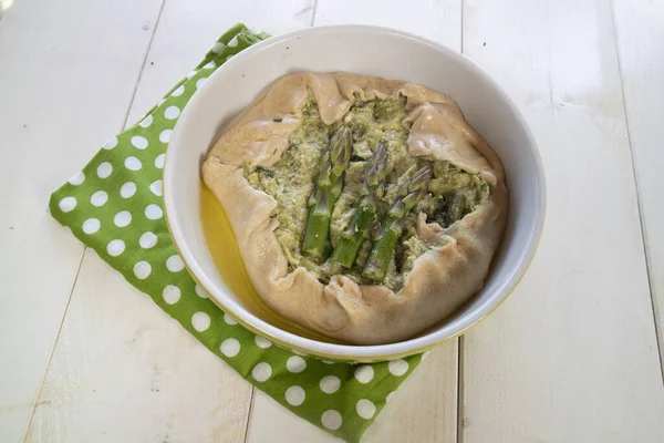 Veganistische Hartige Taart Gemaakt Met Gespelde Bloem Aspergecrème — Stockfoto