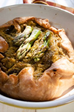 Vejetaryen mutfağı. Doğal malzemelerle yapılan tuzlu pasta. Mesela un ve kuşkonmaz kremi. 