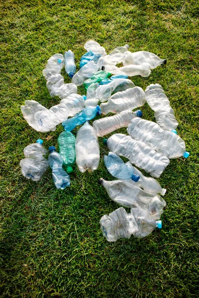 Σημάδι Πρωτοτυπίας Χρησιμοποιημένες Πλαστικές Φιάλες Εγκαταλειφθεί Ένα Λιβάδι — Φωτογραφία Αρχείου