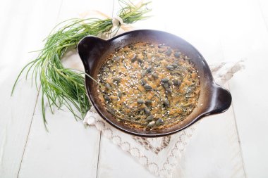 Nohut unu gibi doğal malzemelerle yapılmış vejetaryen omlet mutfağı. 