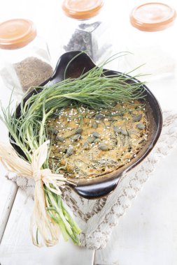 Nohut unu gibi doğal malzemelerle yapılmış vejetaryen omlet mutfağı. 