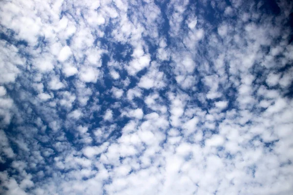 Fotoshooting Der Zusammensetzung Der Wolken Bei Blauem Himmel — Stockfoto