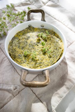 Nohut unu pancarı, zerdeçal ve taze kekik gibi doğal malzemelere dayalı vejetaryen mutfağı.