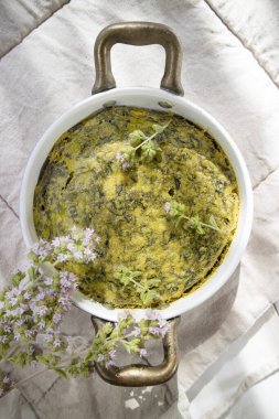 Nohut unu pancarı, zerdeçal ve taze kekik gibi doğal malzemelere dayalı vejetaryen mutfağı.