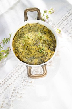 Nohut unu pancarı, zerdeçal ve taze kekik gibi doğal malzemelere dayalı vejetaryen mutfağı.