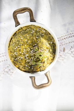 Nohut unu pancarı, zerdeçal ve taze kekik gibi doğal malzemelere dayalı vejetaryen mutfağı.