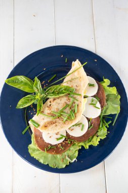 Vejetaryen mutfağı sunumu tamamen mavi tabakta hazırlanan sebze yemekleri üzerine kurulu. 