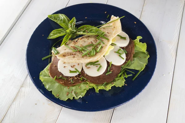 Veganská Kuchyně Prezentace Placky Založené Výhradně Rostlinných Potravinách Připravovaných Modrém — Stock fotografie