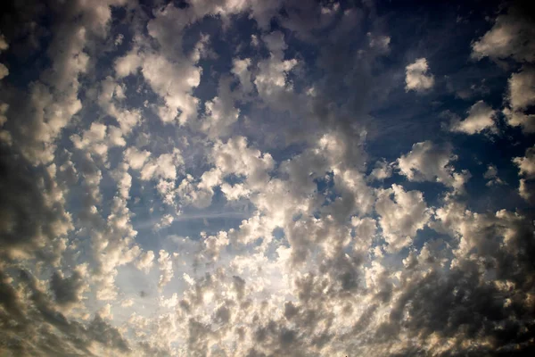 Fotoshoot Van Samenstelling Van Kleine Wolken Een Taille Blauwe Lucht — Stockfoto