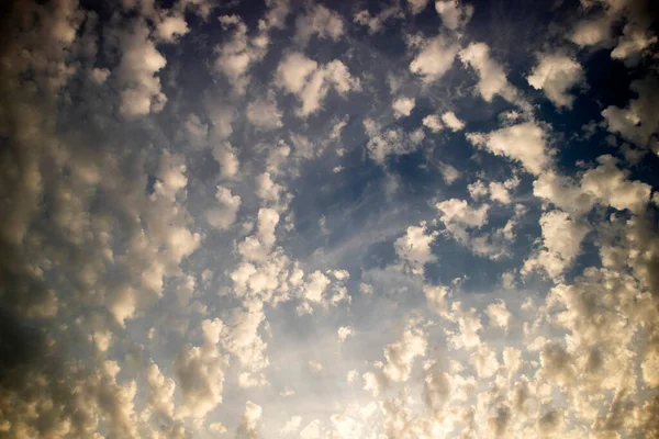 Fotoshoot Van Samenstelling Van Kleine Wolken Een Taille Blauwe Lucht — Stockfoto