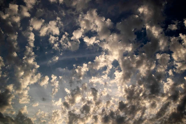 Fotoshoot Van Samenstelling Van Kleine Wolken Een Taille Blauwe Lucht — Stockfoto