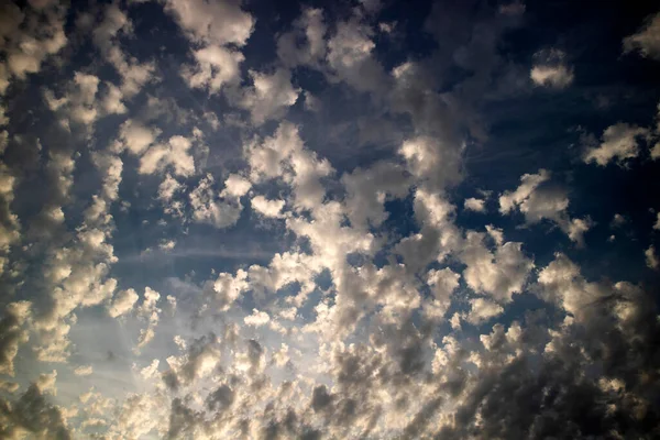 Fotoshoot Van Samenstelling Van Kleine Wolken Een Taille Blauwe Lucht — Stockfoto