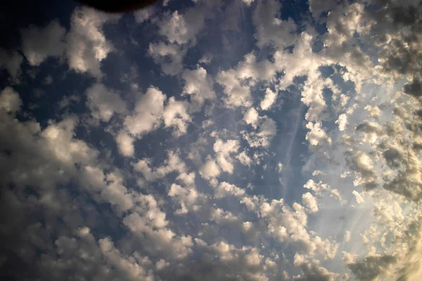 Fotoshoot Van Samenstelling Van Kleine Wolken Een Taille Blauwe Lucht — Stockfoto