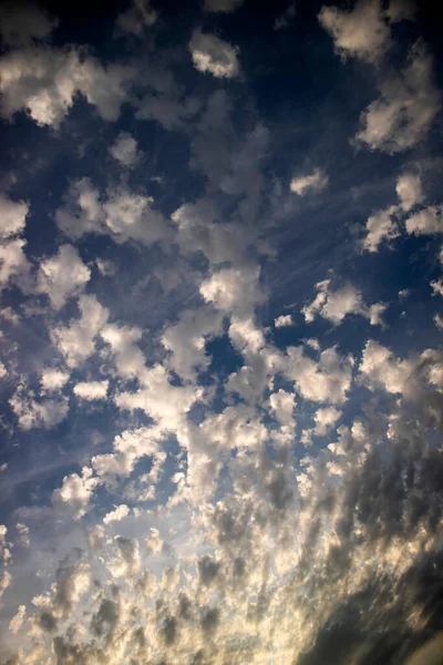 Fotoshoot Van Samenstelling Van Kleine Wolken Een Taille Blauwe Lucht — Stockfoto