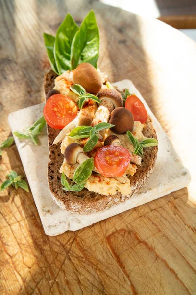 Tamamen Vegan Malzemelerle Yapılmış Bir Bruschetta Nın Fotoğraf Sunumu — Stok fotoğraf