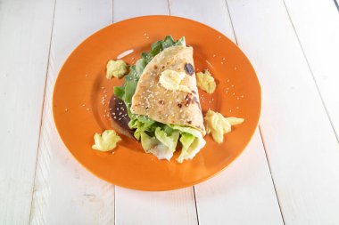 Vejetaryen mutfağı sunumu tamamen sebze gıdalarından yapılmış bir ekmek mayonez salatası ve sebze peyniri. 