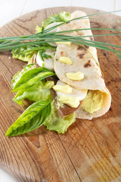 Vegan Cuisine Presentation Flatbread Made Entirely Vegetable Foods Prepared Mayonnaise — Stock Photo, Image