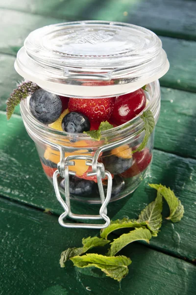Fotografering Blandad Och Färgad Fruktsallad Glasbehållare Som Typisk För Sommarsäsongen — Stockfoto